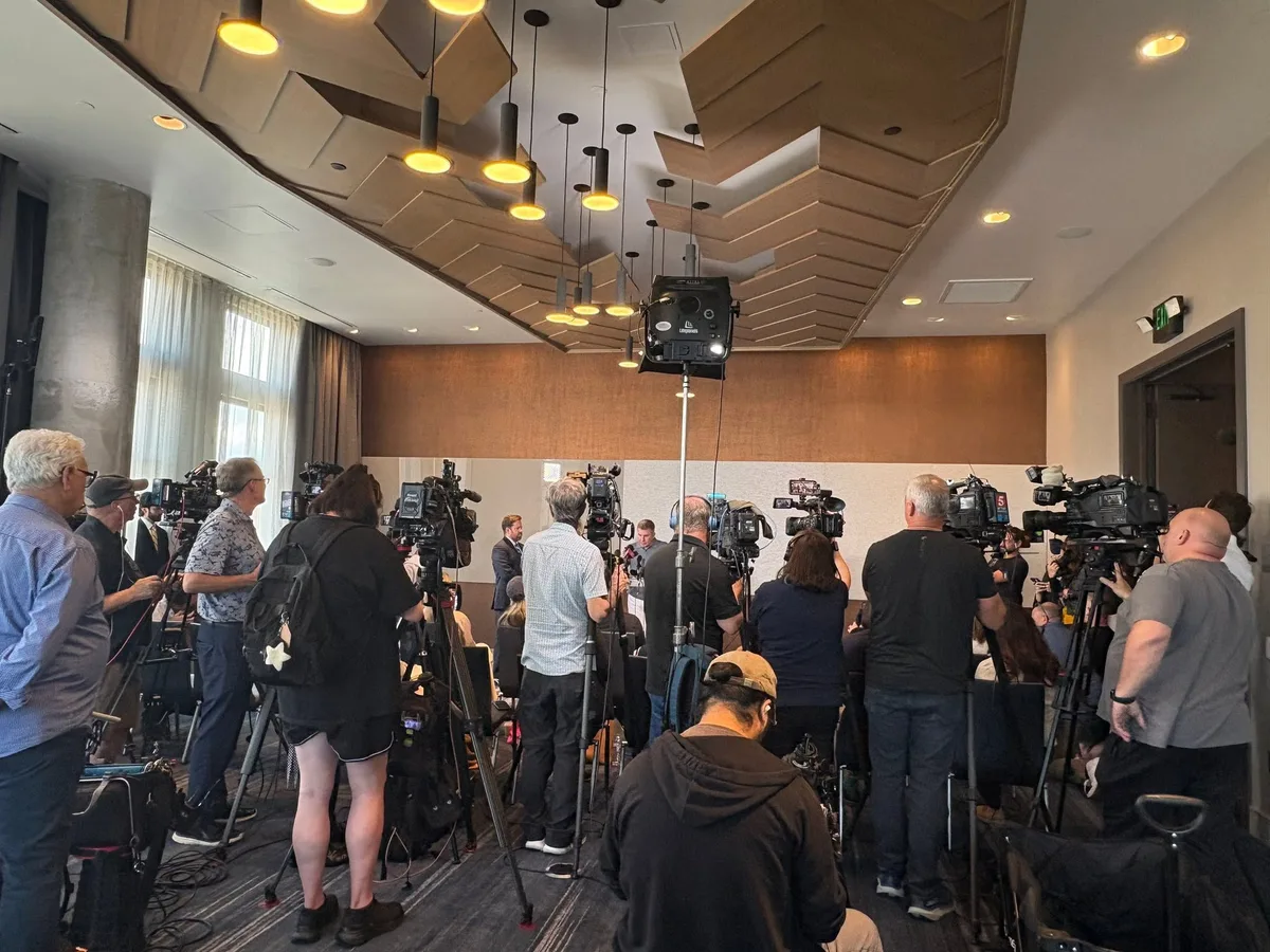 A room full of TV cameras and journalists at a national press conference